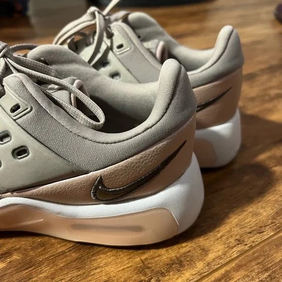 Nike Women's Air Max Bella Training Shoes - Picture 3 of 7